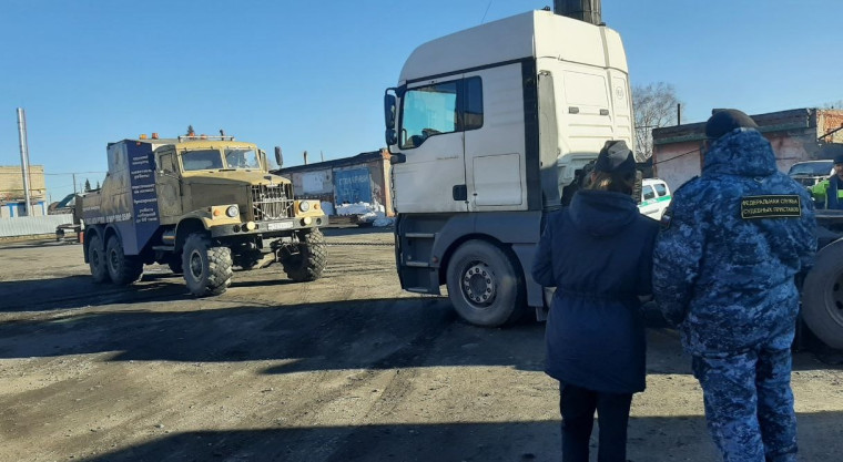Судебные приставы арестовали тягач MAN,тобы бийчанка погасила долги по налогам. Судебные приставы арестовали тягач MAN,тобы бийчанка погасила долги по налогам.