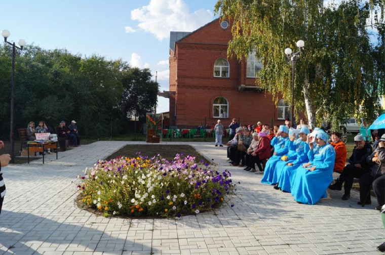 На набережной в Хабарах прошёл праздничный вечер, посвящённый бабьему лету. На набережной в Хабарах прошёл праздничный вечер, посвящённый бабьему лету.
